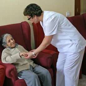 Residencia 3ª Edad Cristo De La Salud persona con enfermera