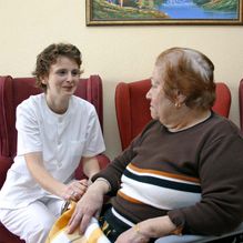 Residencia 3ª Edad Cristo De La Salud persona mayor con enfermera