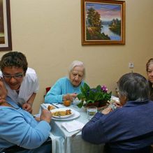 Residencia 3ª Edad Cristo De La Salud personas mayores en comedor