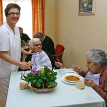 Residencia 3ª Edad Cristo De La Salud personas mayores comiendo