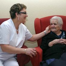 Residencia 3ª Edad Cristo De La Salud persona mayor con cuidadora